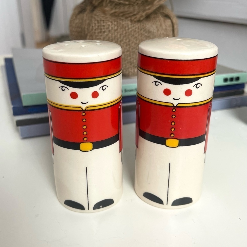 ✨Vintage✨ Carletonware Salt & Pepper Shaker